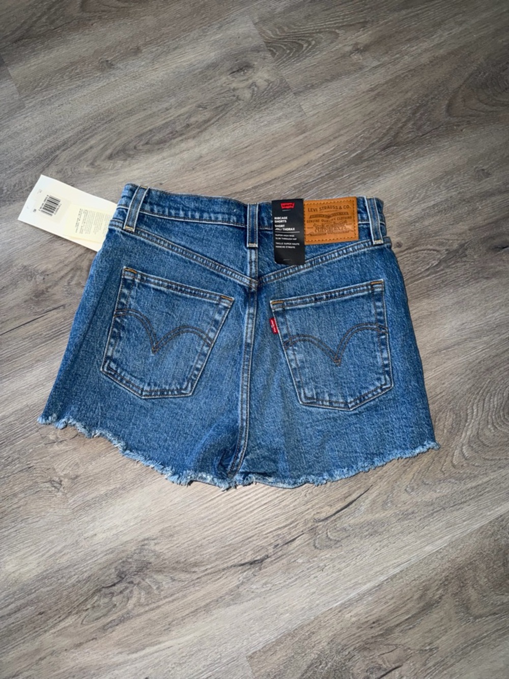 Levi’s Ribcage Shorts - Picture 2 of 2